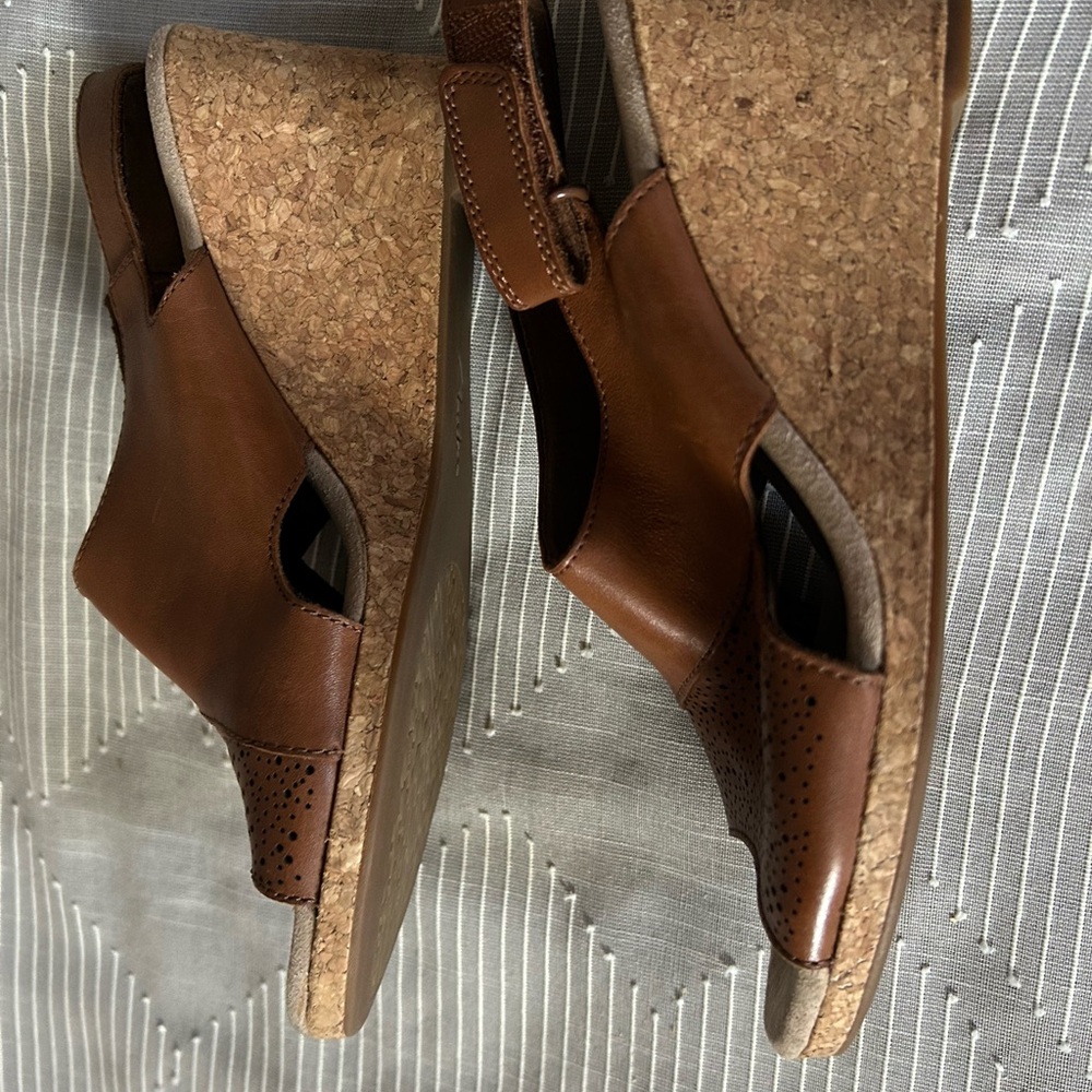 Clarks Tan Leather Wedge Sandals Size 8 - Picture 5 of 8